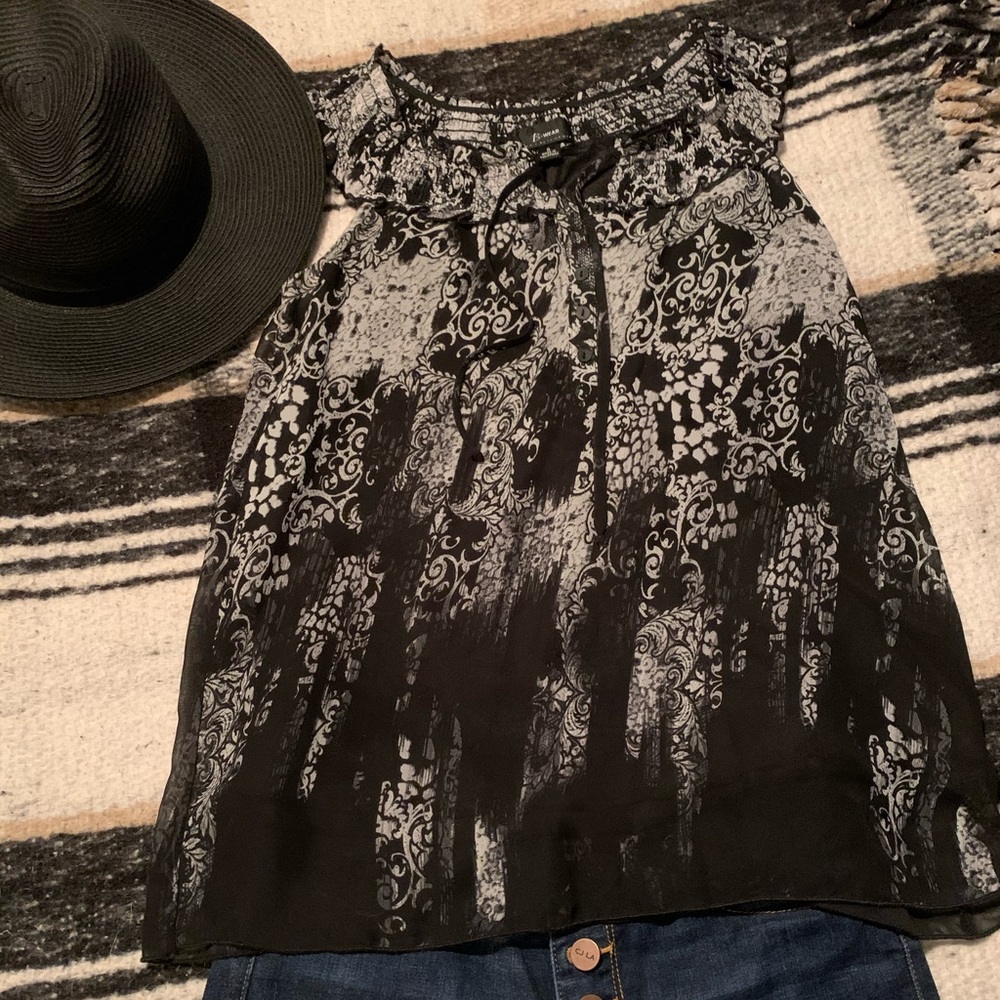 Ladies Small summer top with flirty details